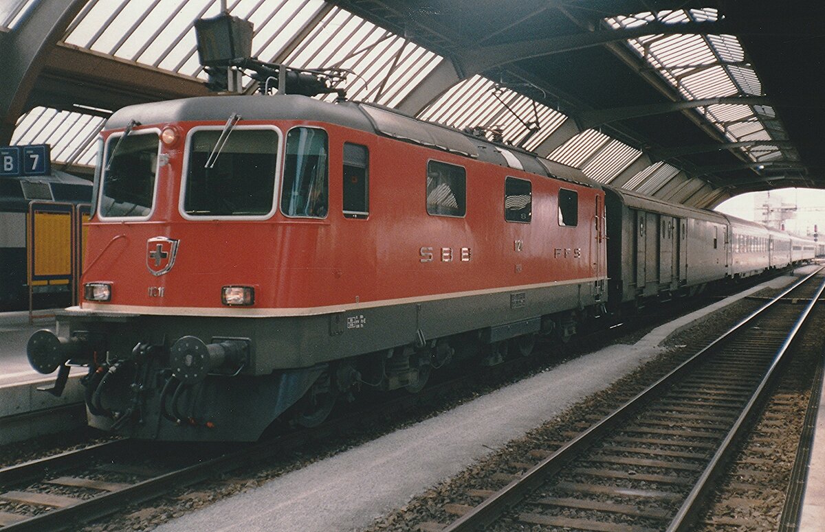 Scanned photo of SBB 11211 with an EC at Zürich HB, 18 June 2001.
