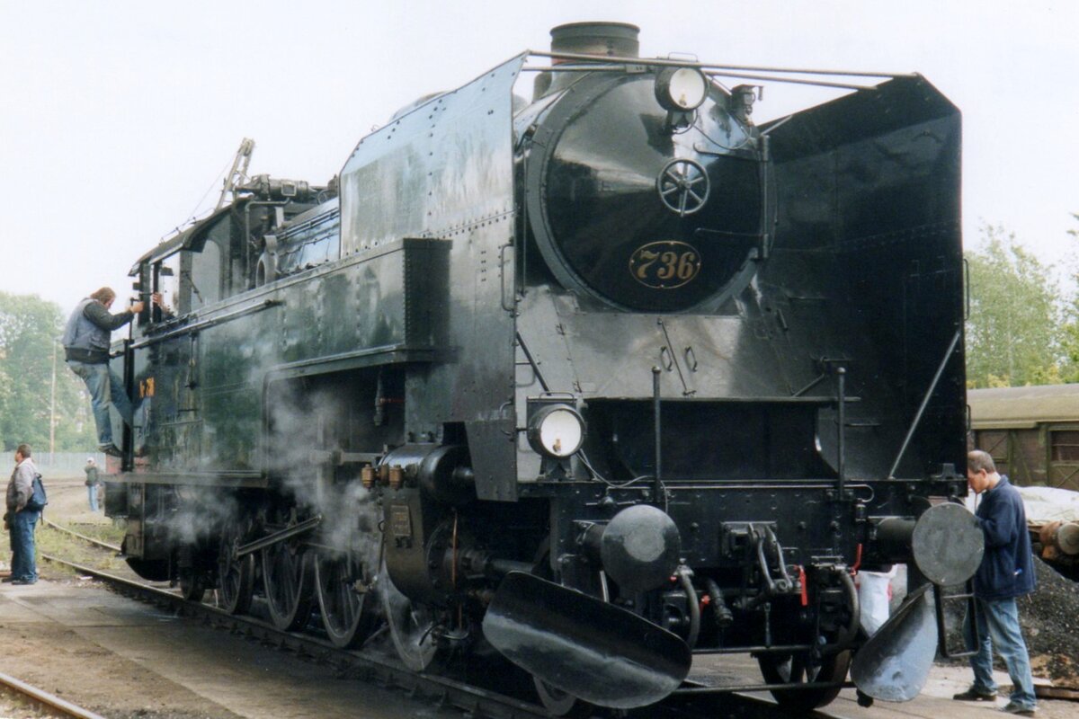 Scanned picture: DSB steamer 871 stands at the work shops in Randers on 23 May 2004.