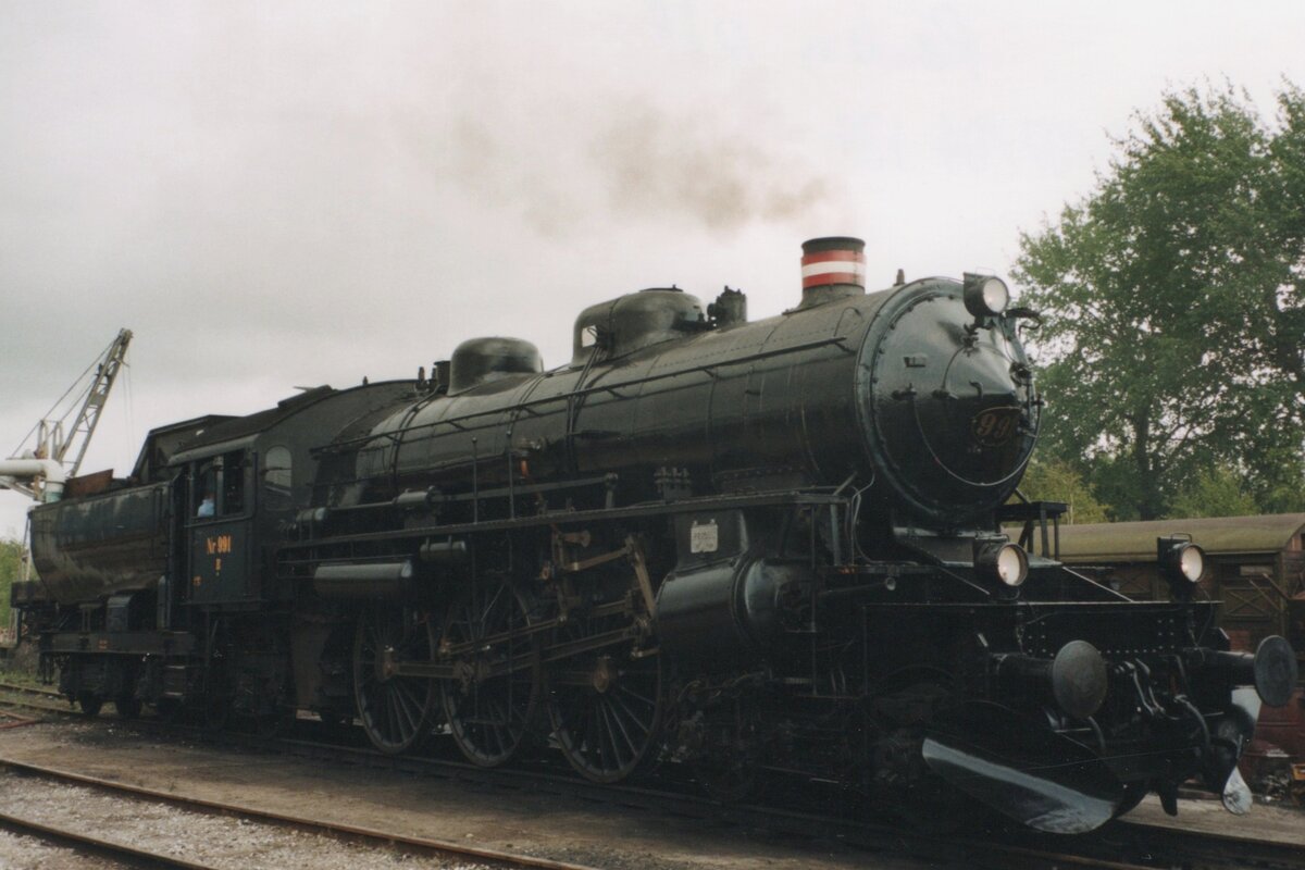 Scanned picture: DSB steamer 991 stands at the work shops in Randers on 23 May 2004.