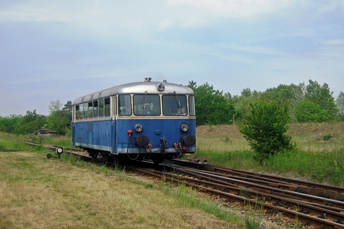 Schienenbus 8081.15 rides through the outstretched area of the heizhaus Strasshof on 28 May 2012, giving this rural picture within the boundaries of a railway museum.