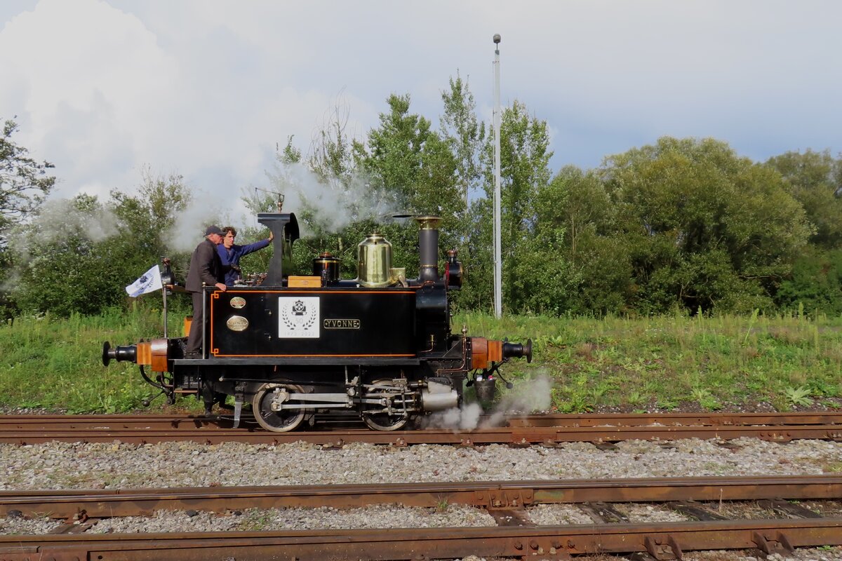 SCM's YVONNE shuttles on the area of the CFV3V at Mariembourg on 23 September 2023. YVONNE offers cab rides because she is to small and to weak to haul a filled passenger train on the beautiful and hilly track between Mariemborug and Treignes.