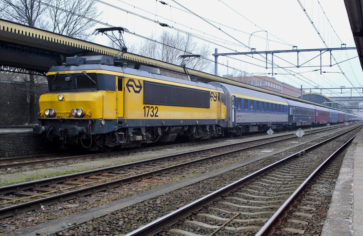 Second of five: frog's  view on NS 1732 at 's-Hertogenbosch with the 2nd of five overnight trains from Tyrol on 4 March 2012.