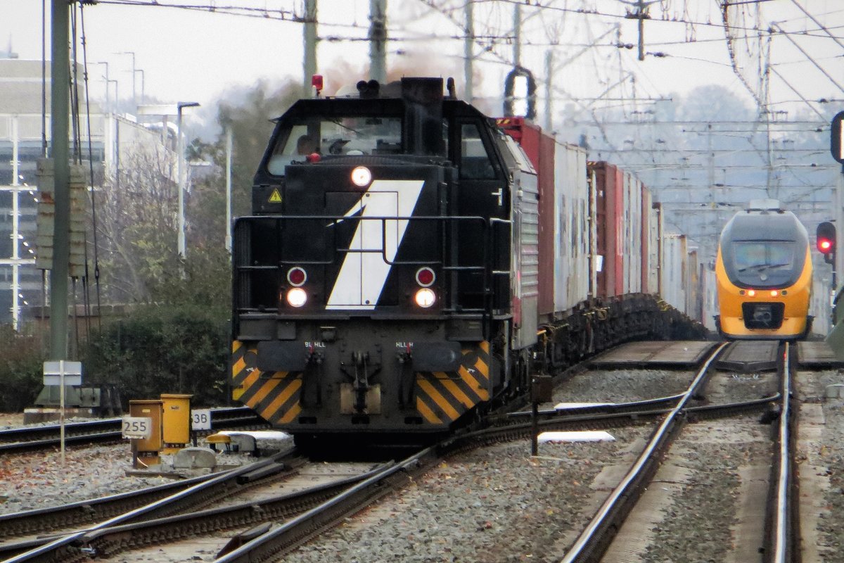 Second passing of RFO 1572/7110 with container train through Blerick toward Rotterdam-Waalhaven, after having run round at Venlo on 26 November 2020.