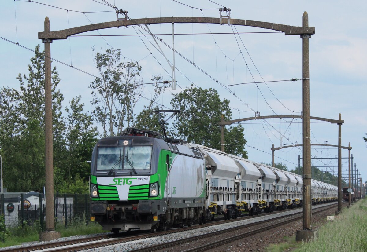 SETG 193 728 passes through Hulten on 5 June 2024 with a coal train to Roosendaal.