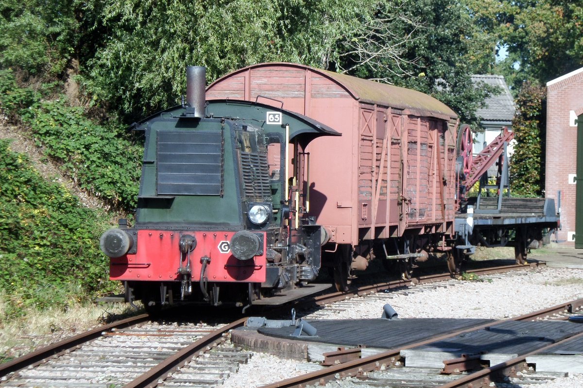 SGB 259 stands with a few freight wagons at Boekelo on 23 October 2016.