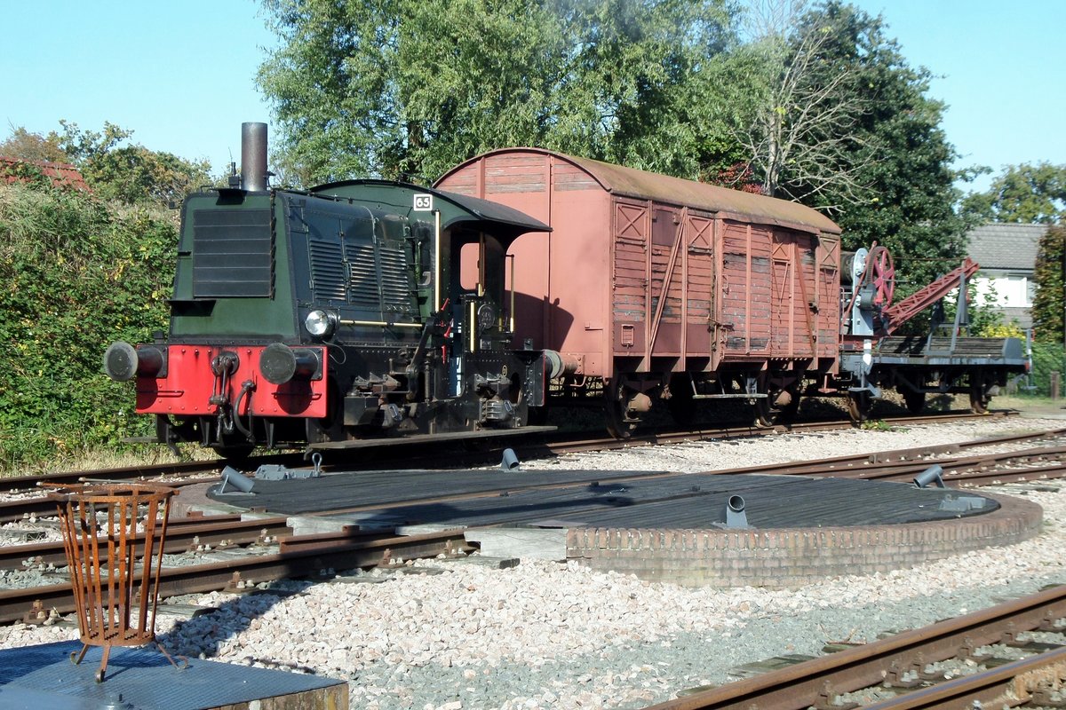 SGB 259 stands with a quasi maintenance train at Boekelo on 23 October 2016.