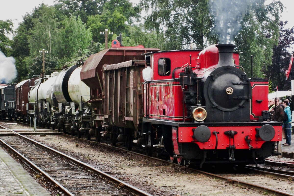 SGB-3 BISON banks a photo freight out of Loenen during the VSM Terug-naar-Toen festival on 6 September 2015.