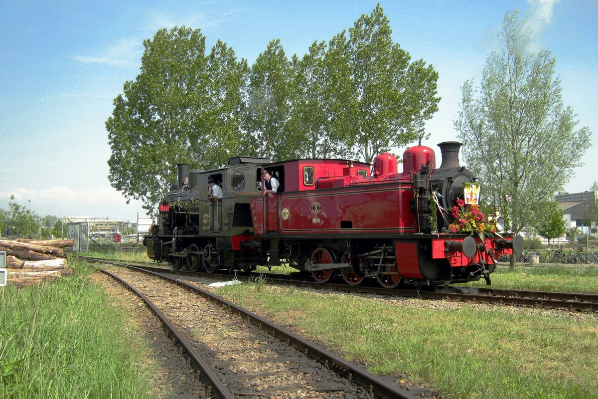 SGB-3 (red loco) and SGB-2 (green loco) run light at Goes on 19 May 2012.