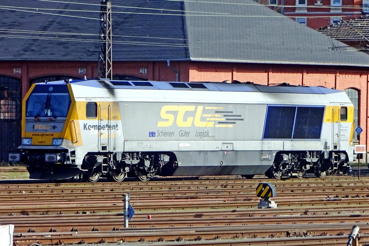SGL's V 400-11 stands aside at Würzburg Hbf on 21 February 2020.
