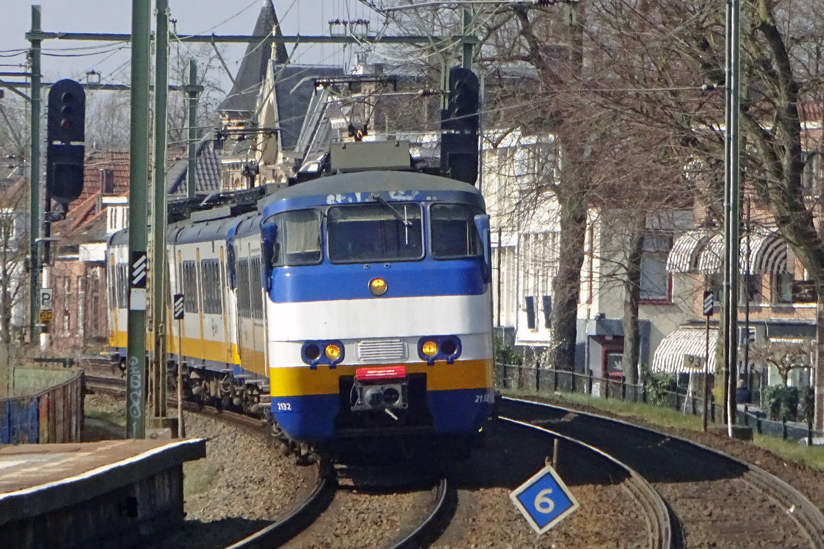 SGM 2132 is about to call at Arnhem-Velperport on 27 March 2020.