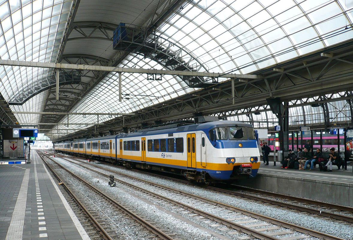 SGM-III Sprinter units 2971 en 2960 track 10 Amsterdam Centraal Station 23-10-2013.