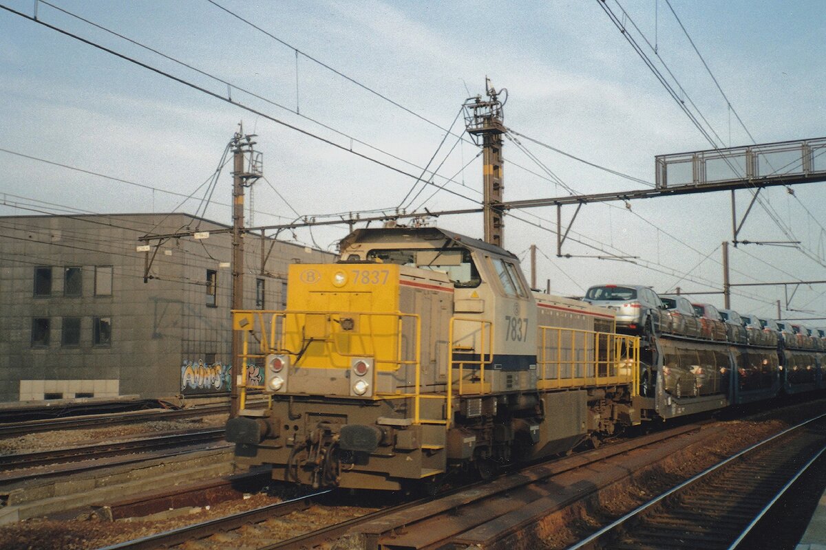 Shadow play at Antwerpen-Berchem on 10 June 2006 with 7837 plus automotive train passing three photographers. 