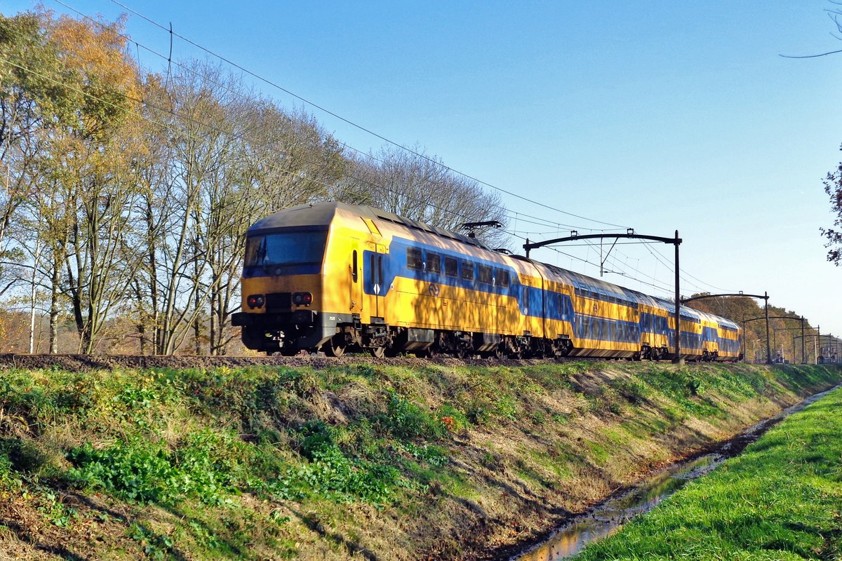 Shadowplay on 7521 passing Tilburg Oude Warande on a sunny 17 November 2019. 