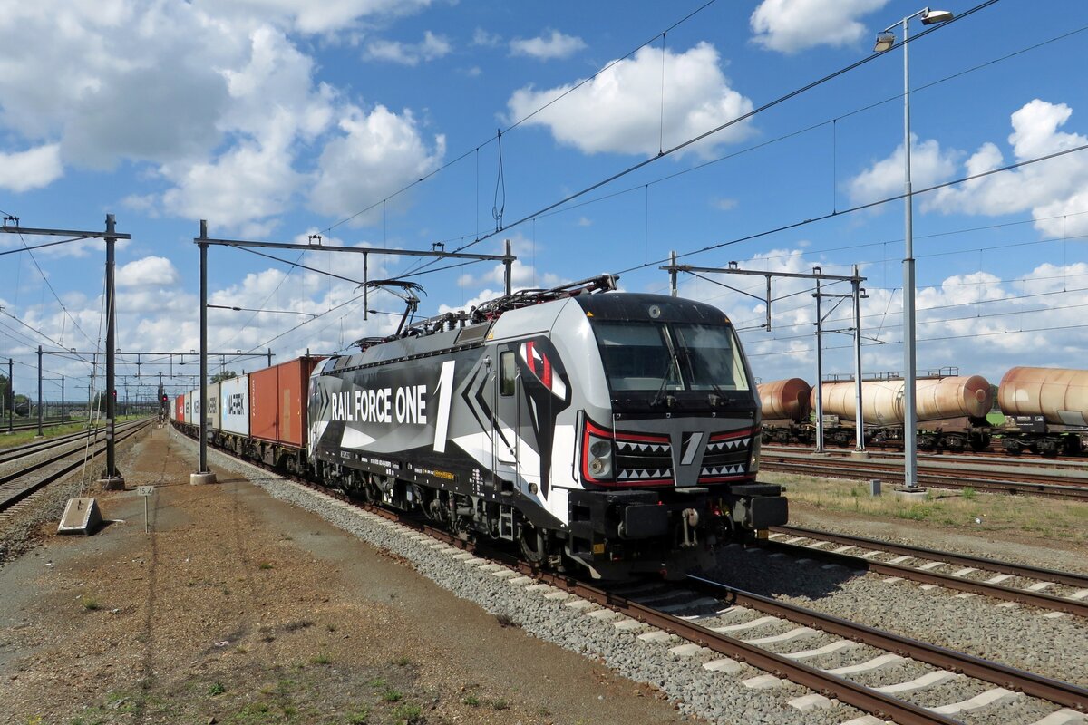 Sharky -RFO 193 623- bites at Lage Zwaluwe on 28 June 2010.