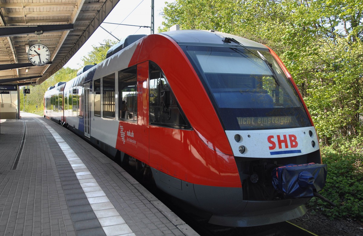 SHB 80763 Lint VT 2731 from Heide/Büsum at Neumünster Station.

Date: 1. May 2011.

