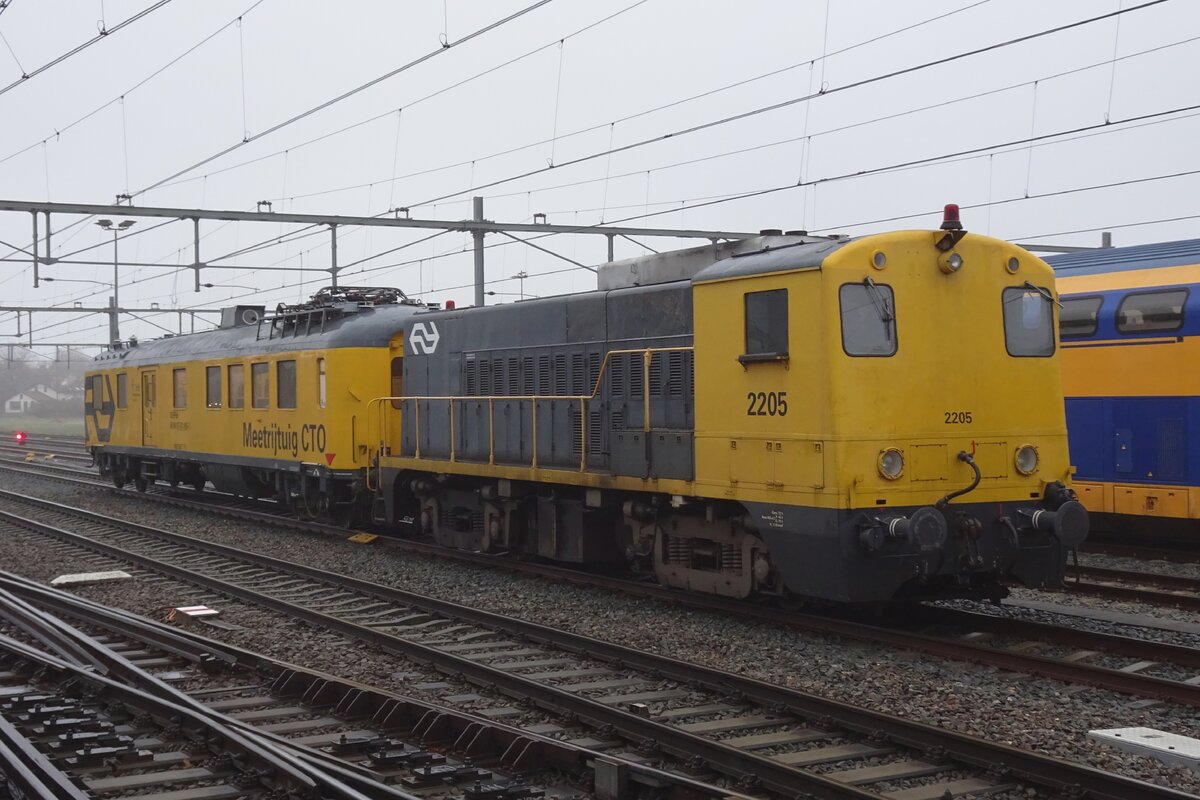 SHD 2205 stands with a diagnostic coach at Nijmegen on 17 December 2021.