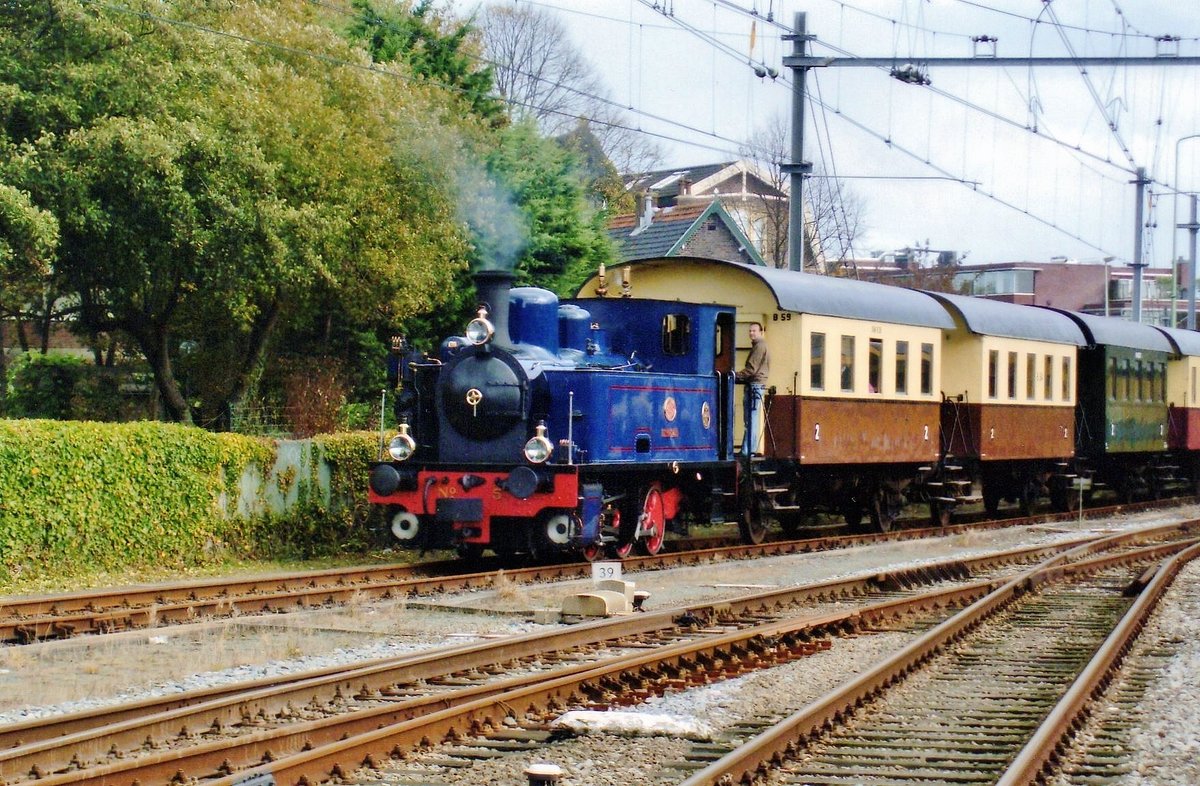 SHM-5 enters Hoporn with a steam train from Medemblik on 24 October 2009.