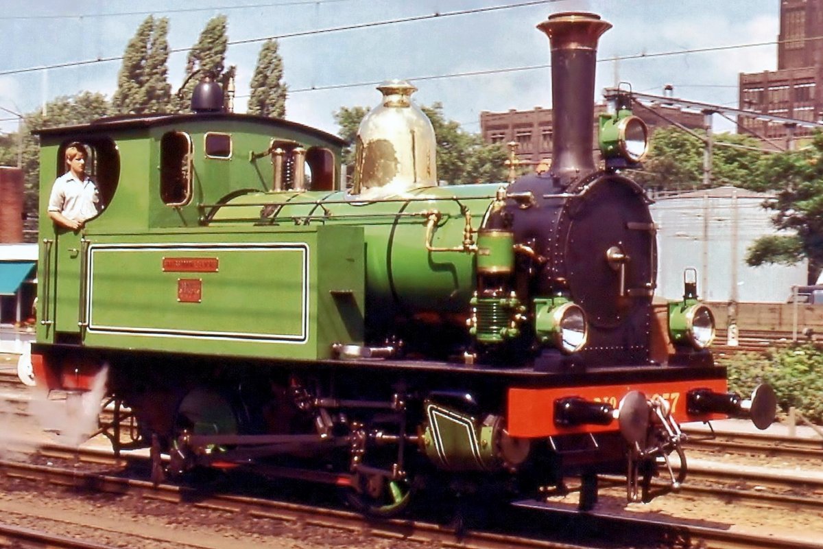 SHM 657 KIKKER takes part in the daily steam loco parade at Utrecht CS during gthe festivities of 150 years of railways in gthe Netherlands, here on 2 August 1989.