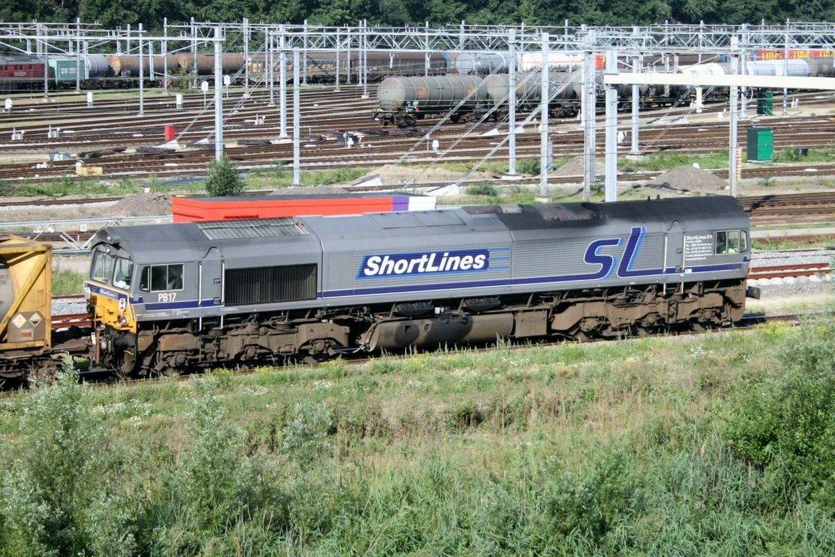 ShortLines PB17 enters Kijfhoek Yard on 22 June 2002. In 2004, ShortLines went down in the slipstream of a huge corrution scandal concerning financial malversations of the Rotterdam Port Authority.