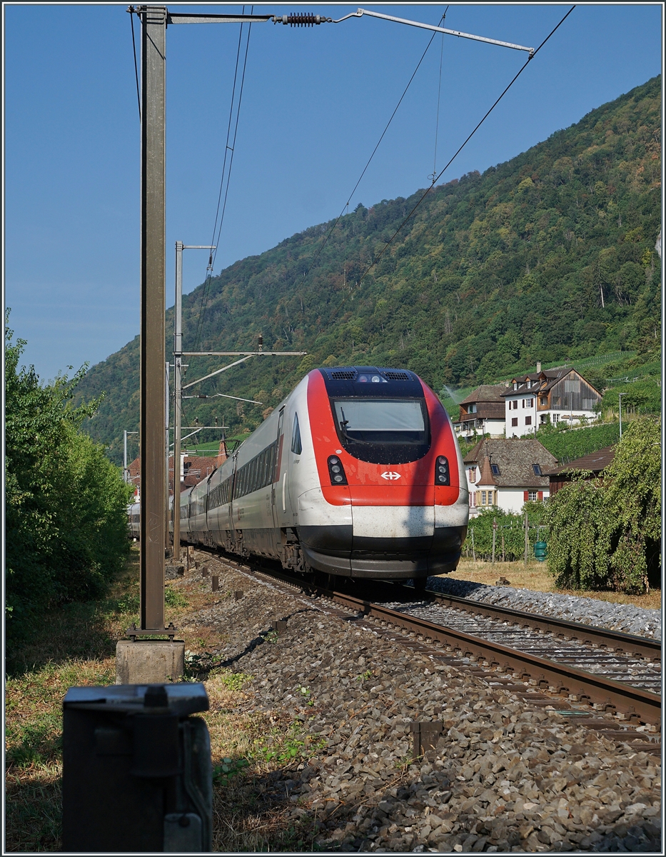Shortly after Ligerz, an SBB RABDe 500 as an IC is on its way to Lausanne. The train is traveling on the last single-track section of the Jura Foot Line. In the background, the first houses of Schaffis can be seen.

July 16, 2026