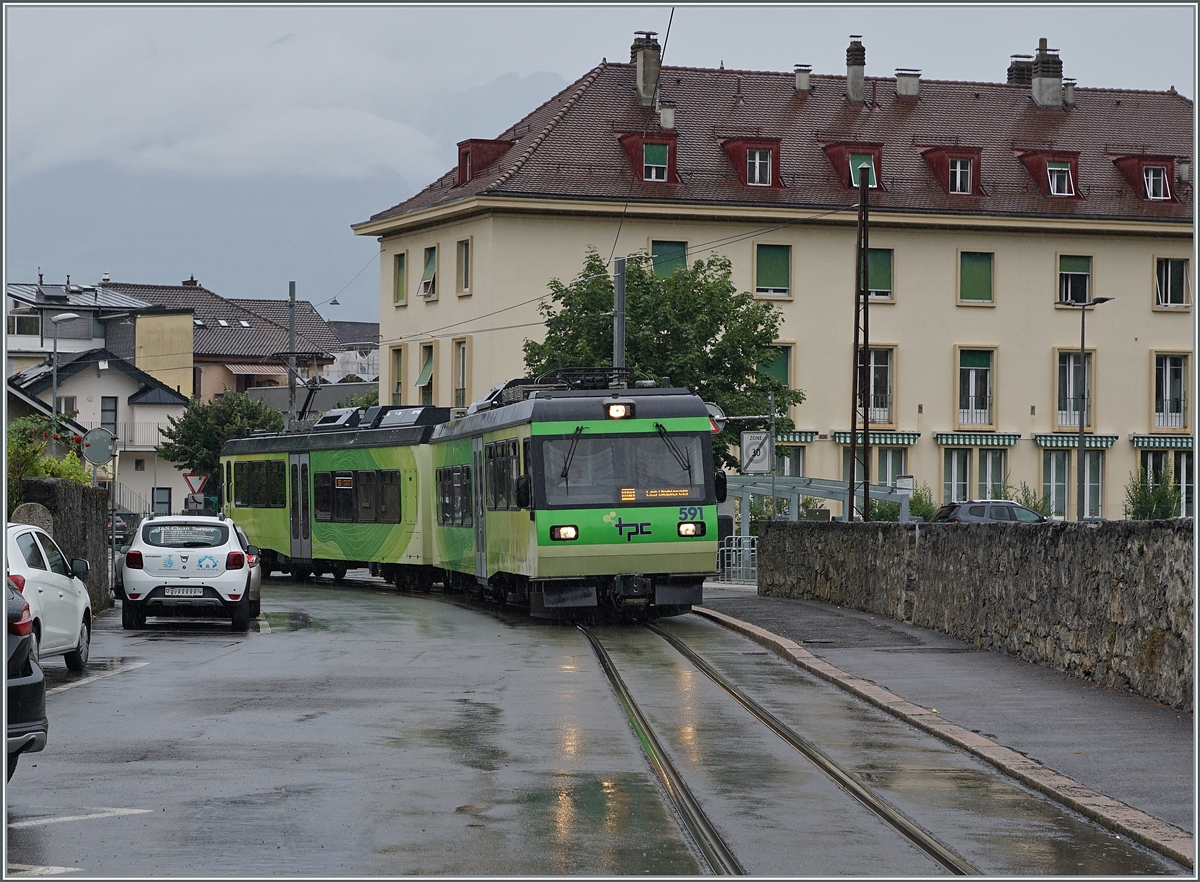 Shortly afterwards the TPC AOMC ASD Beh 4/8 591 arrives from the opposite direction, which is on the way to Les Diablerets as R71 436. Since the third round is also covered by an ABe 4/8, as seen fleetingly, the BDe 4/4 services will now probably become the exception. July 21, 2024