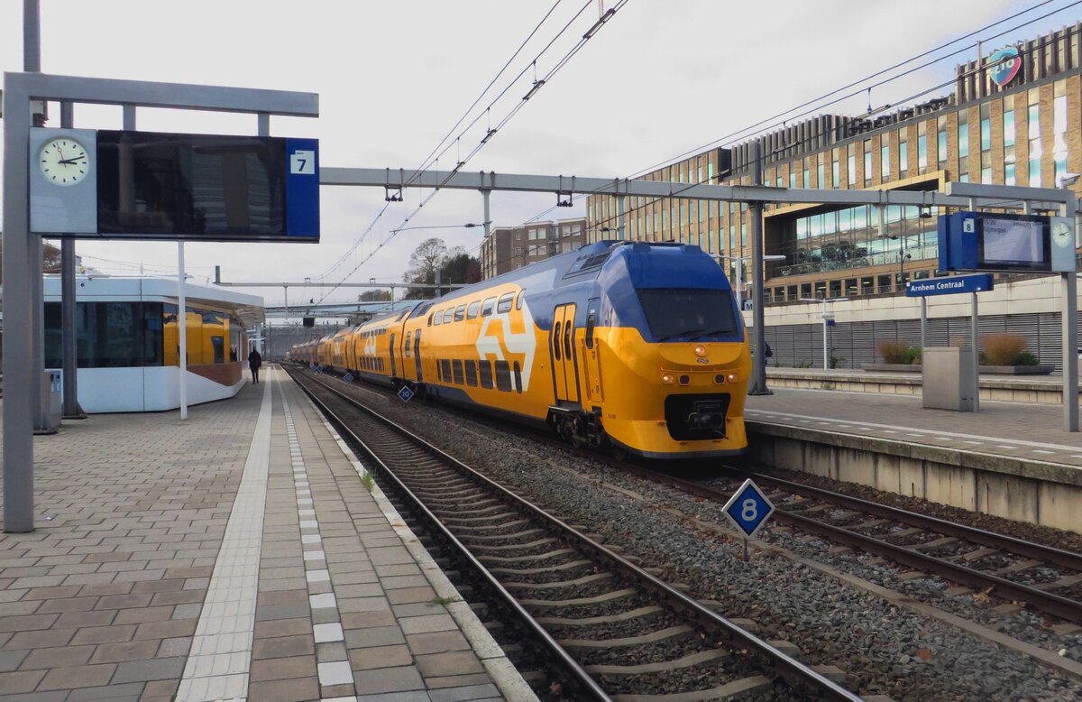 Showing the new NS Flow design, 9508 enters Arnhem Centraal on 14 November 2021.