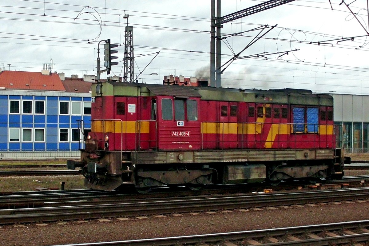 Shunter 742 405 -a Czech shunter with Slovak pattern- runs light through Praha-Liben on 23 February 2020.