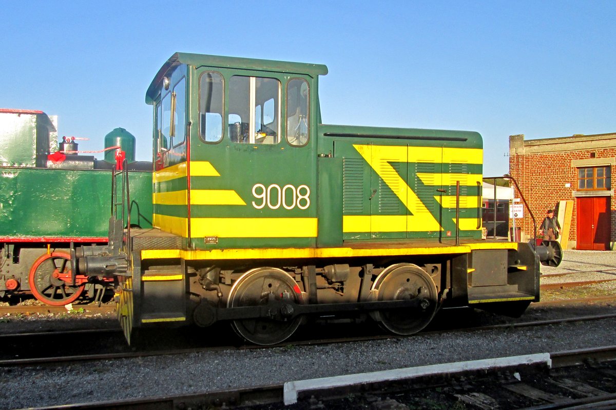 Shunter 9008 stands in Mariembourg with the CFV3V on 21 September 2019.