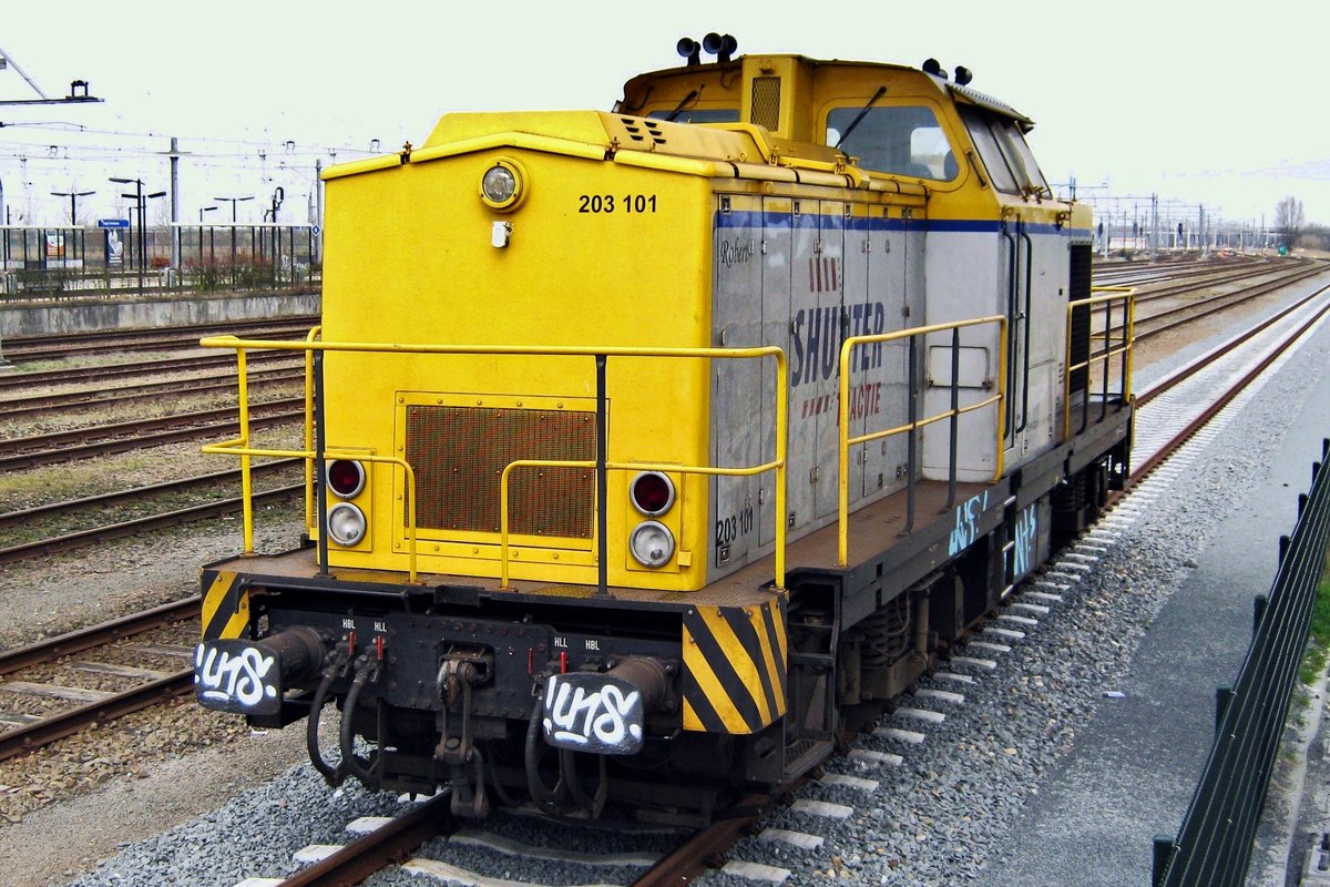 Shunter Tractie 203 101 stands at Lage Zwaluwe on 18 March 2012.