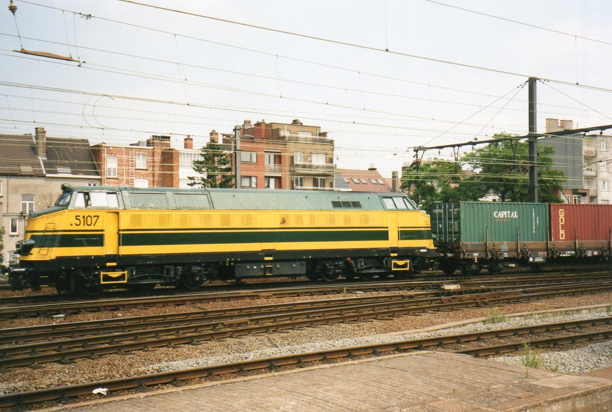 Side show for 5107 at Gent Sint-Pieters on 17 May 2002.