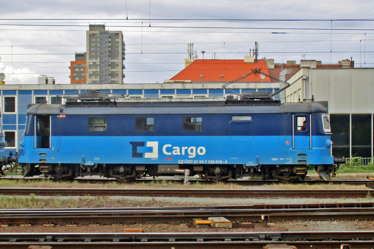 Side view on 123 018 at Praha-Liben on 16 September 2017.