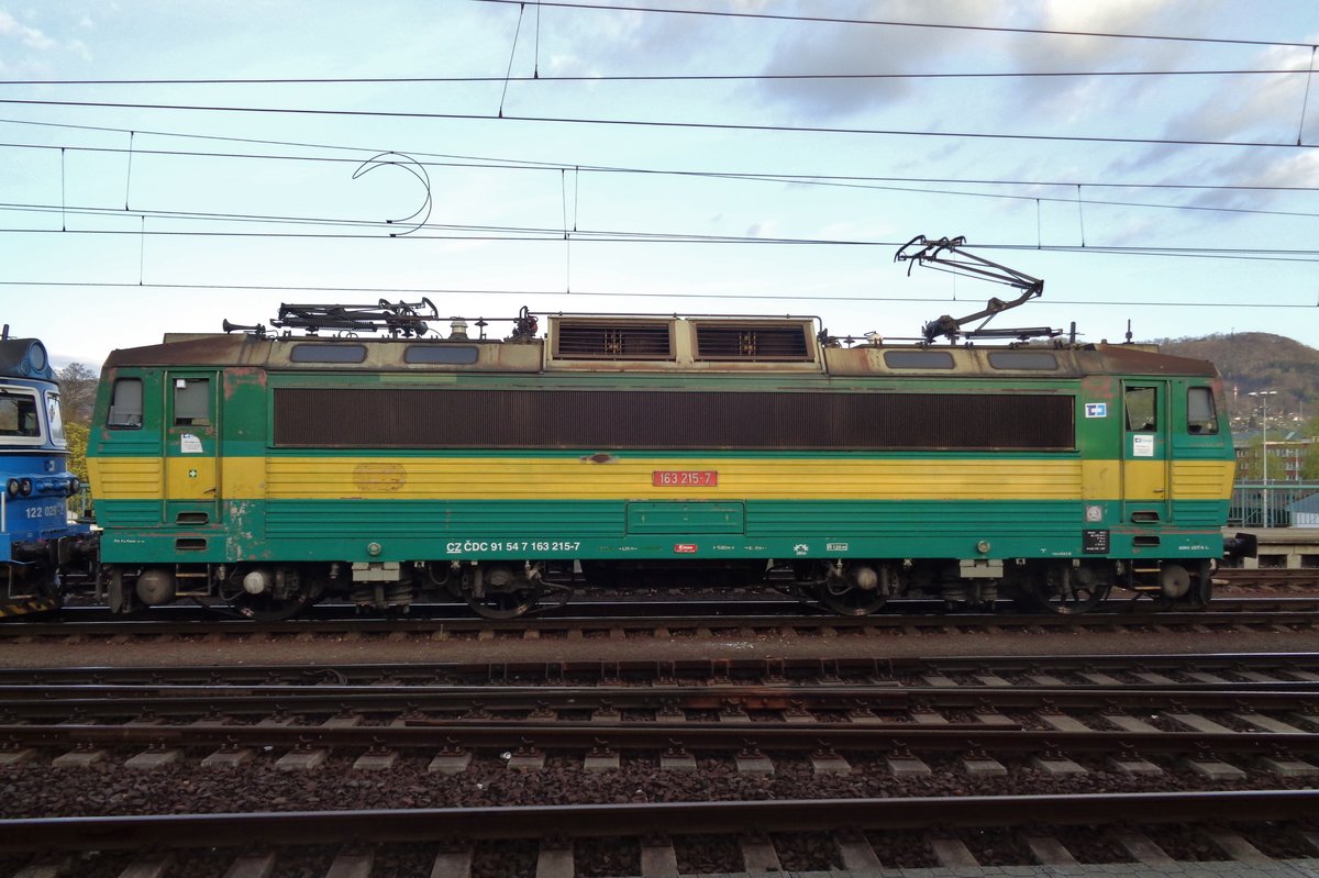 Side view on 163 215 at Decin hl.n. on 6 April 2017.