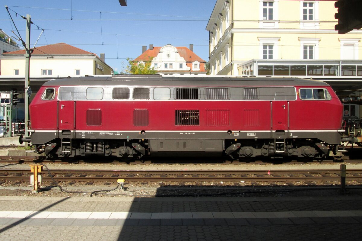 Side view on 216 224 at Regensburg on 17 September 2015.