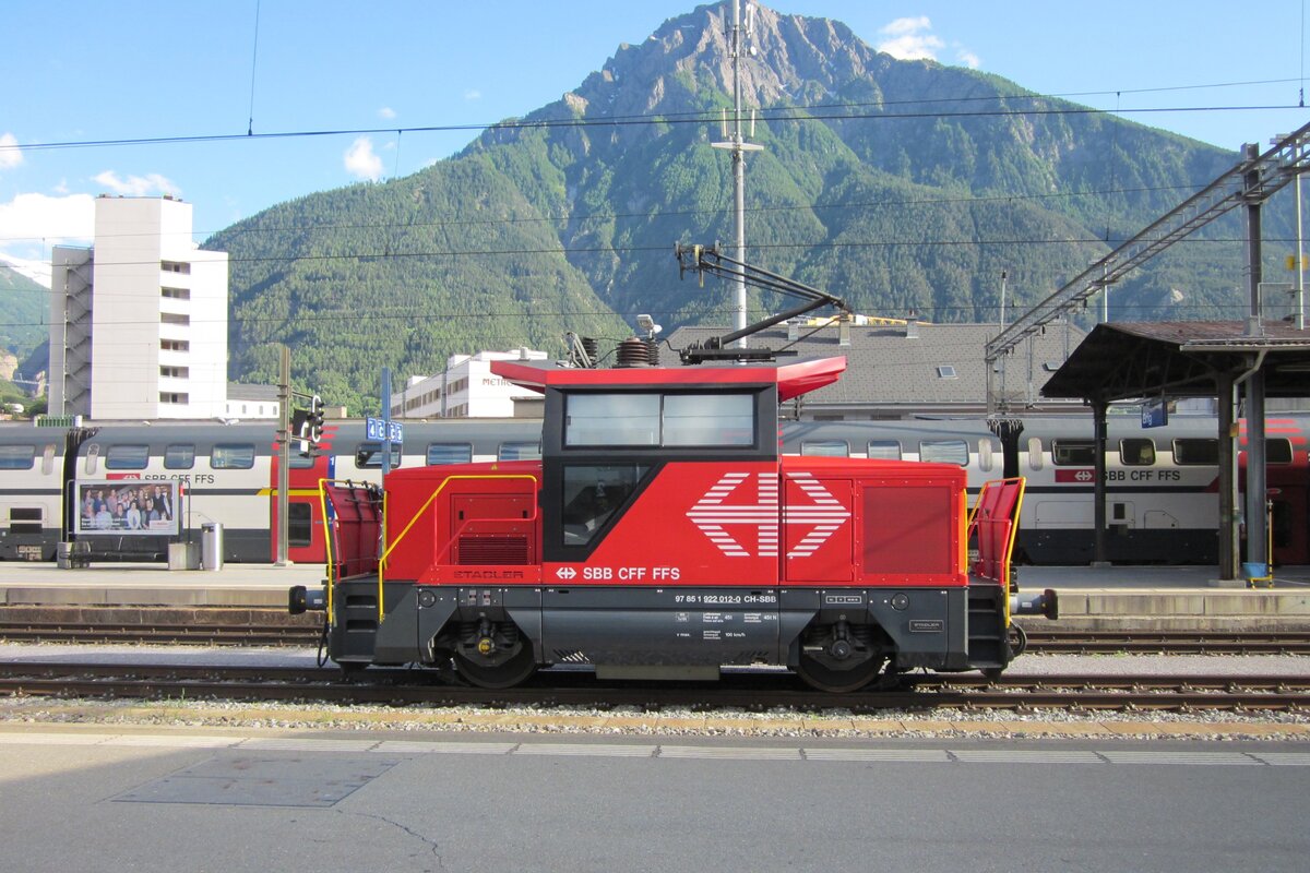 Side view on 922 012 at Brig on 30 June 2013.