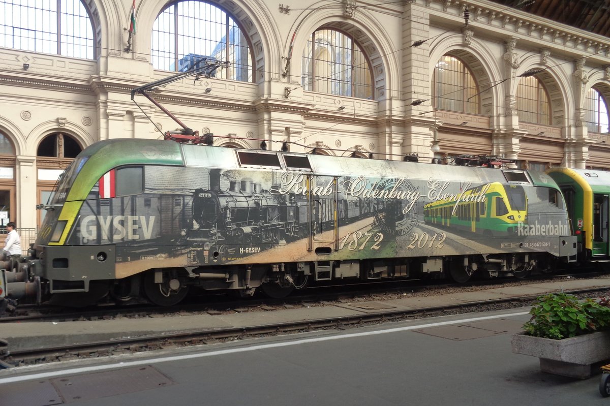Side view on advertiser GySEV 470 504 at Budapest-Keleti on 10 September 2018. The Hungarian Taurus-engines used to be classified as 1047. Within a few years, MAV (and GySEV) changed their numbering systems twice. After decades of leters and numbers (e.g. V43 or, if the Tauri had come earlier, V47), a few years locos had four class numbers (e.g. 1047) before complying within a more standardised numbering system (e.g. 470). 