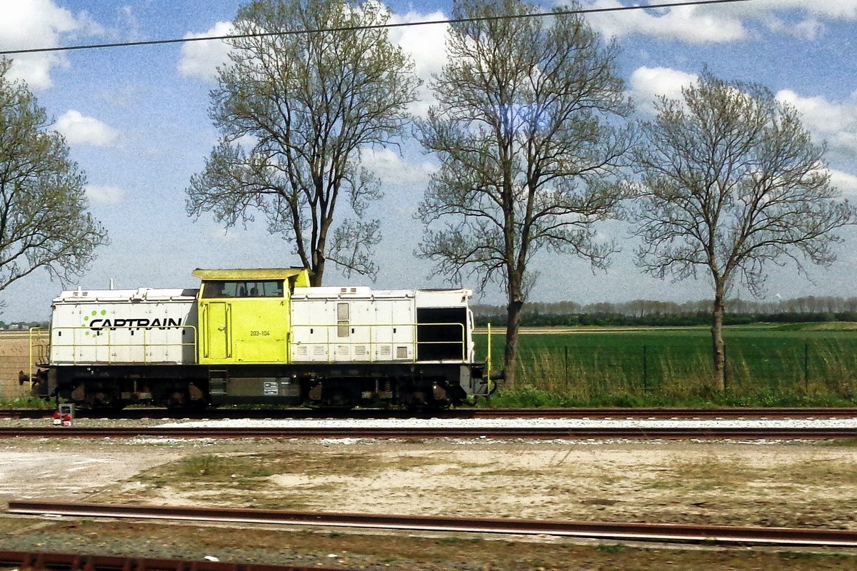 Side view on CapTrain 203-104 at Lage Zwaluwe from 'my' train on 24 April 2019.
