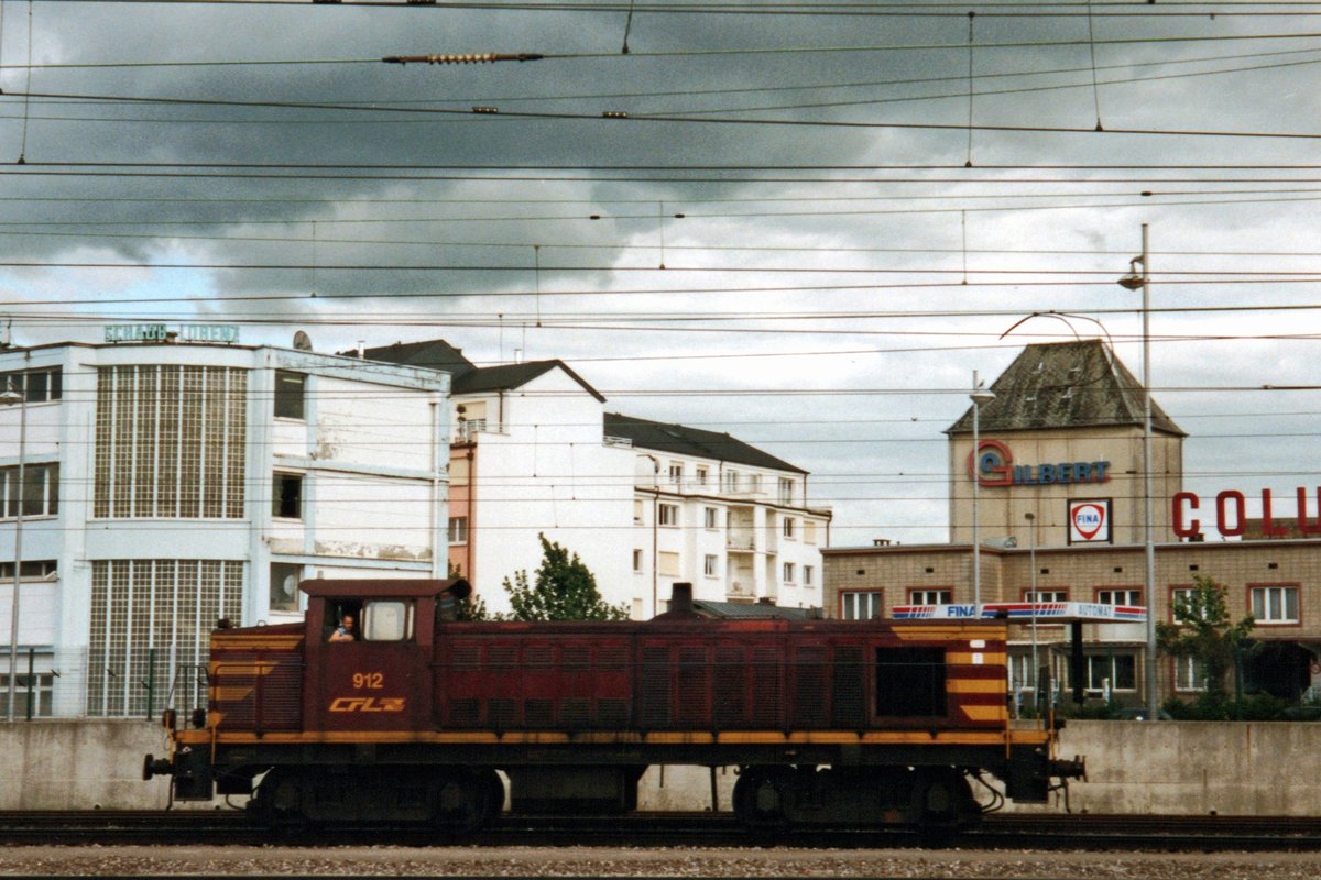 Side view on CFL 912 at Luxembourg gare on 20 May 2004.