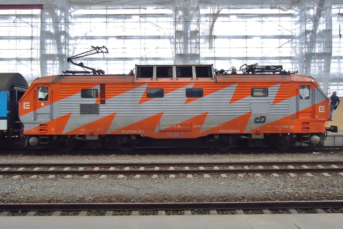 Side view on flashy 151 019 at Praha hl.n. on 24 May 2015.