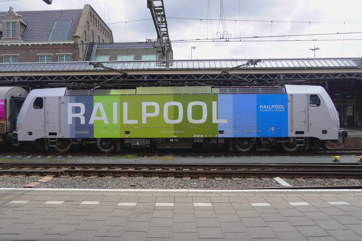 Side view on half-rainbow Lineas 186 295 at Roosendaal on 23 July 2026.