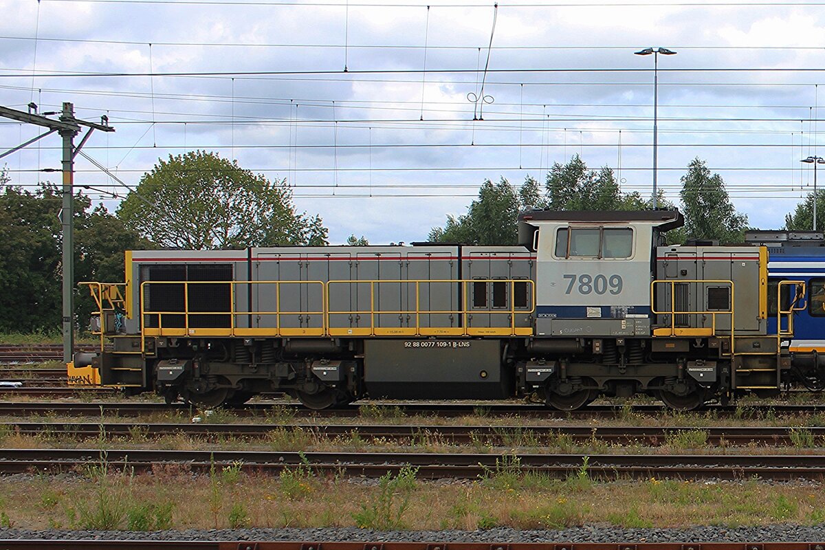 Side view on Lineas 7809 at Roosendaal on a grey 23 July 2026.  This loco and a sister engine were deployed on a training ride between Antwerpen and Roosendaal. 