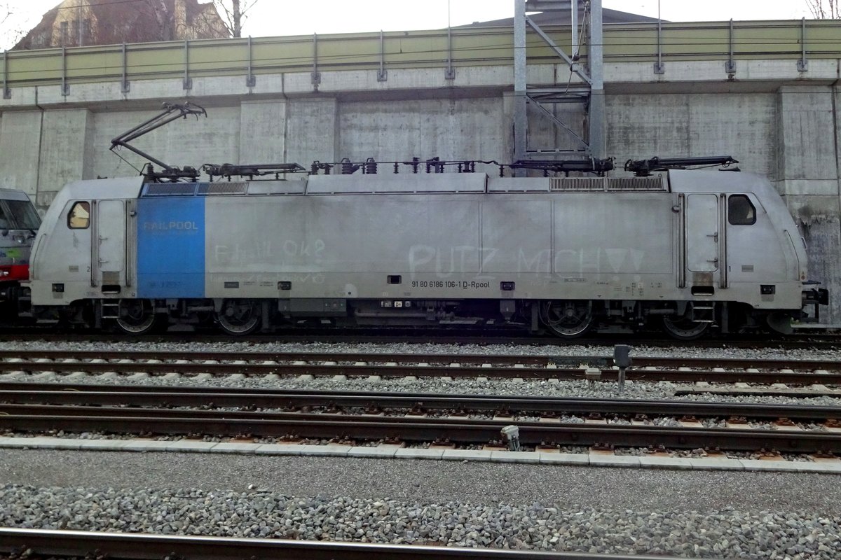 Side view on mercenary Railpool 186 106 stabled at Spiez on 2 January 2020.