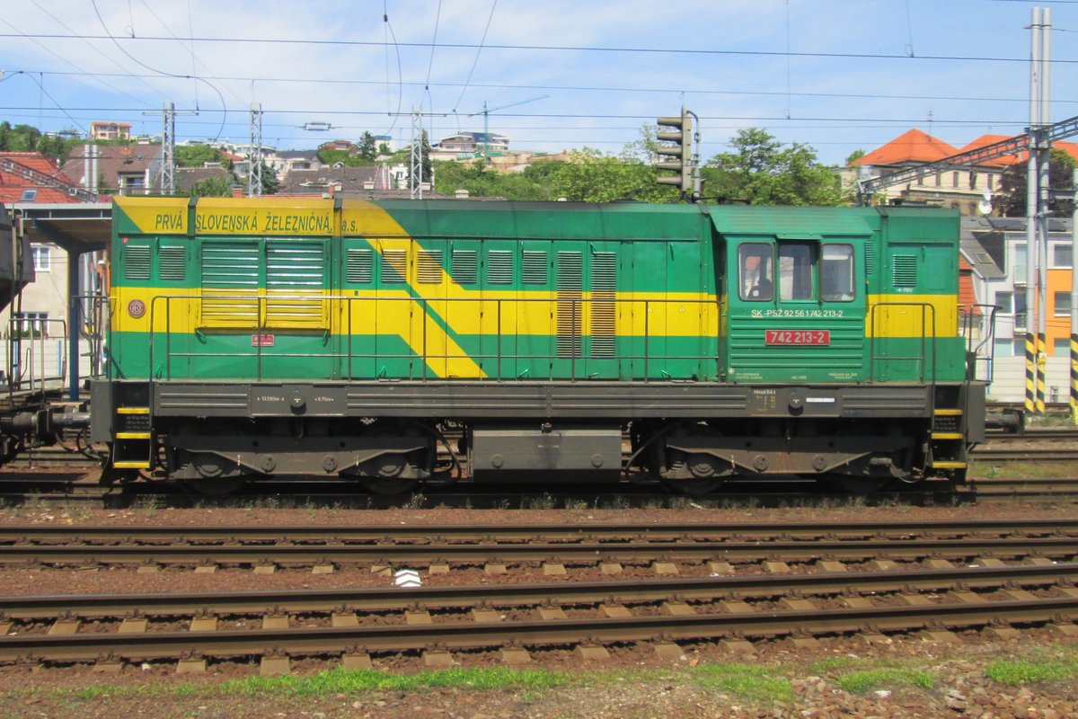 Side view on PSZ 742 213 at Bratislava hl.st. on 2 June 2015. Compared to the ZSSK colours of this Class, the red has been replaced by green.