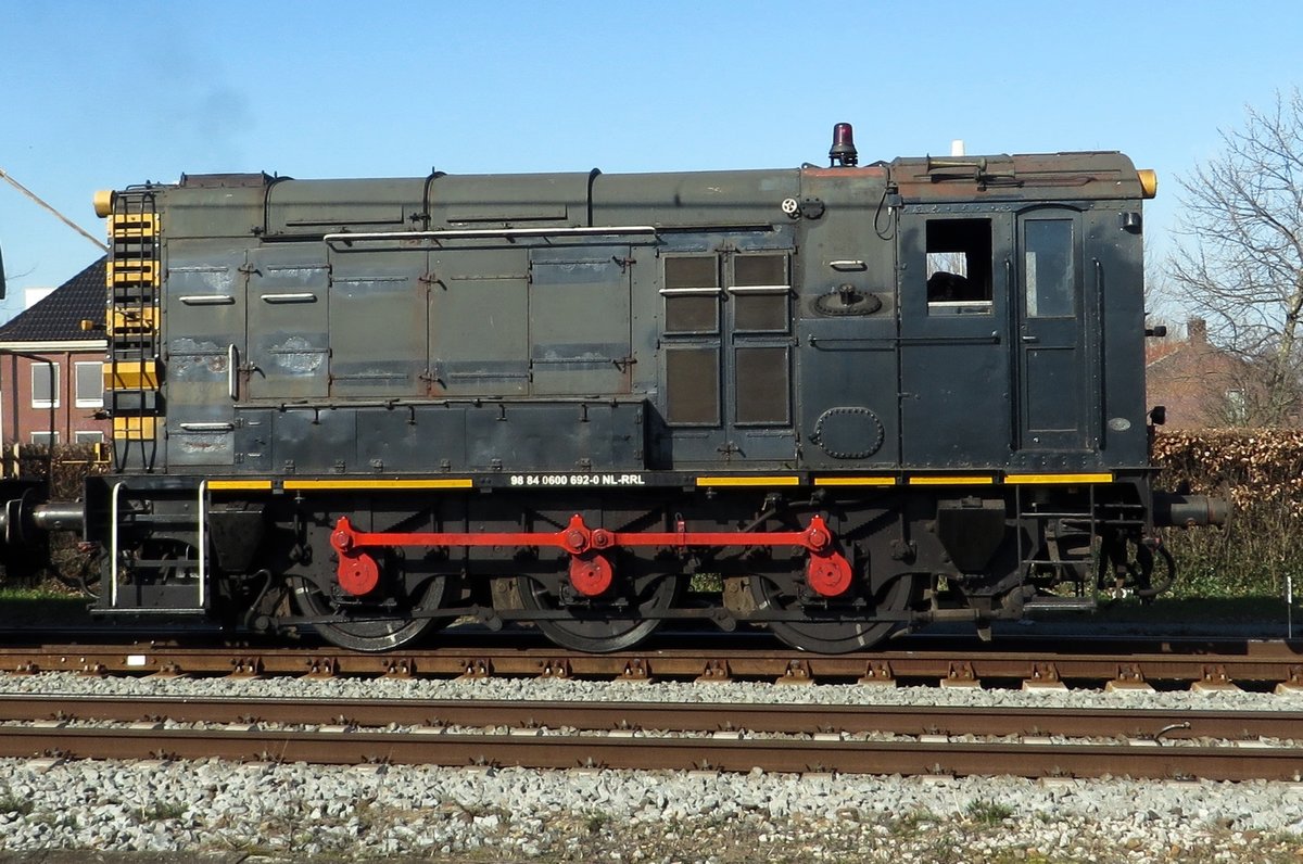 Side view on RFO 692 at Oss on 2 March 2021. After her spell with the NS, she was bought by a group of preservationists, that sadly concluded that they could no longer affort 692. But RailForceOne, that in 2020 took over shunting duties in Oss, was lucky to buy the loco from the preservationists, who were lucky to not having to sell the shunter for scrap. Many a photographer considers himself lucky from 2020 with catching this Dutch shunter in British livery.