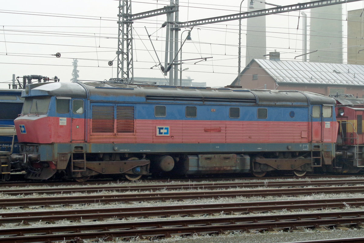 Sidelined! CD 751 119 stands sidelined at Breclav on 31 December 2016: even her number plates have disappeared and the number has been chalked on the engine.