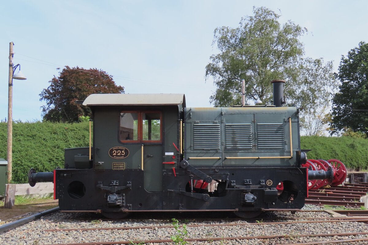 Sik in green and black, the NS colours of the 1950s-1970s: VSM 225 is seen at the depot at Beekbergen on 3 September 2023.