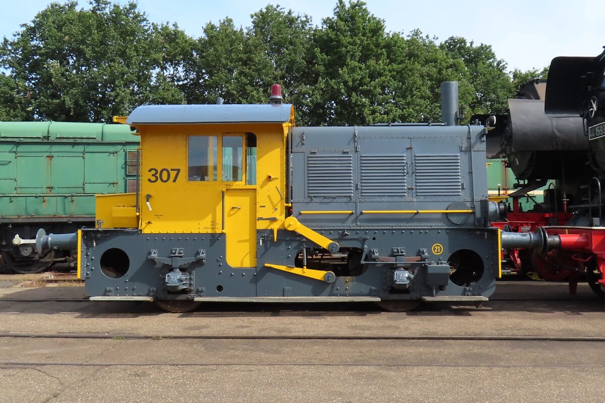 Sik in yellow and grey, the NS colours of the 1970s-1990s: VSM 307 is seen at the depot at Beekbergen on 3 September 2023.