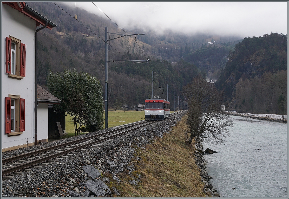 Since the 01.01.2021 the MIB is intergrated in the Zentralbahn. The Be 125 008 /ex MIB Be 4/4 8 and UIC N° 90 85 8470 008-6 is by the Aareschucht West on the way from to Meiringen. 

17.02.2021