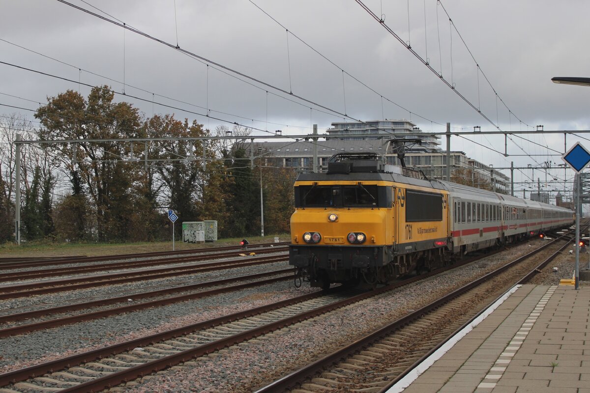 Since the last deployments of NS reizigers Class 1700 on passenger trains is due to slip in the past from 9 December 2023, NSR organised a farewell trip through the Netherlands, using NS 1761 with a rake of DBIC coaches, notmally deployed on the IC-Berlijn (Amsterdam to Bad bentheim); the last passenger services for this once ubiquitious class electrics. On 19 NOvember 2023 NS 1761 enters Nijmegen, where she will take a break of ten minutes before continuing to Tilburg and Rotterdam, places, the IC-Berlijn was never to be sen. 