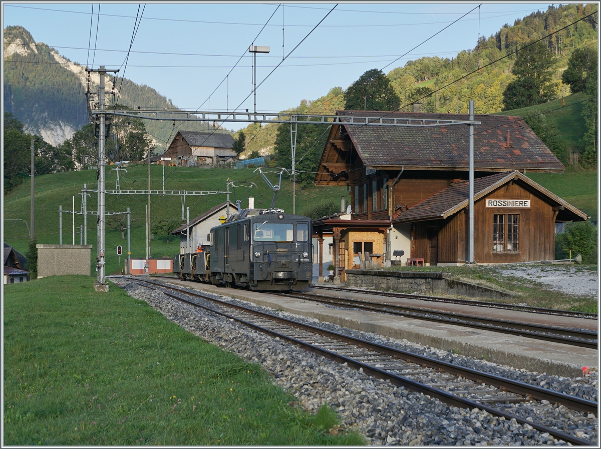 Since the MOB GDe 4/4 are no longer used in scheduled passenger train services, pictures of these locomotives are no longer so easy to obtain. I was all the more pleased when she discovered the GDe 4/4 6002 in Rossinière with a short freight train. The locomotive pushed the cars and was heading towards Montreux. 

September 29, 2023