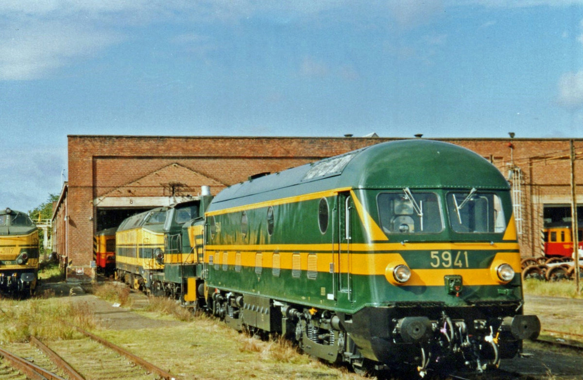 Single headlights: 5941 stands at the depot of PFT-TSP in Saint-Ghislain on 12 September 2004.